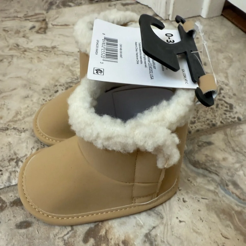 NWT size 0-3 months CartersTan Faux Fur Lined Boots